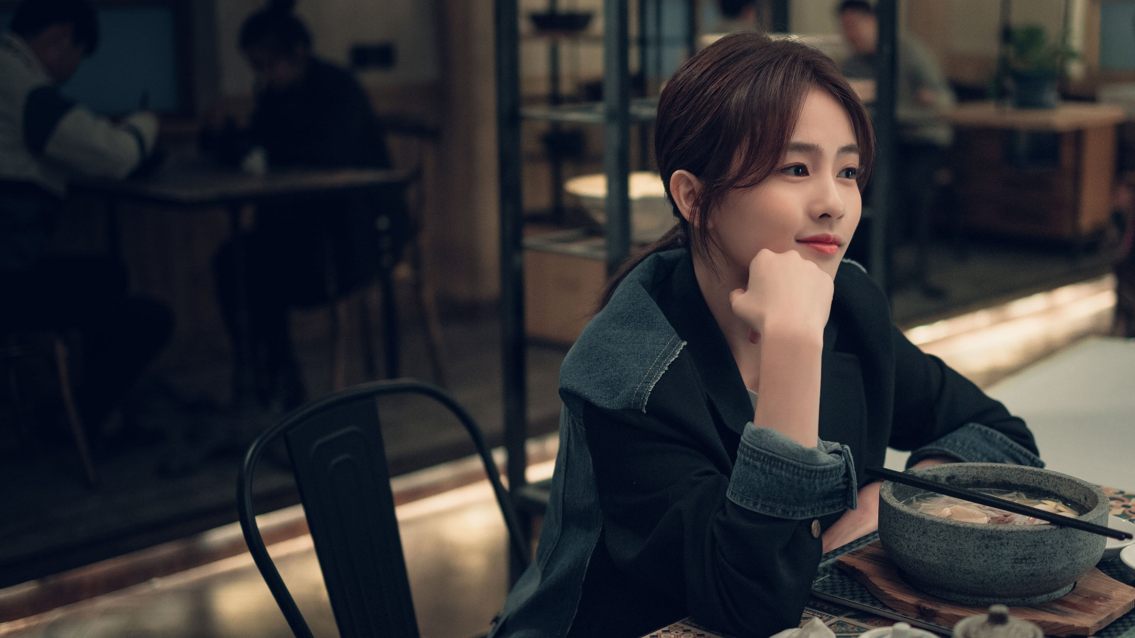 《电子竞技广告新玩法：创新营销引爆粉丝热情》，电子竞技宣传海报